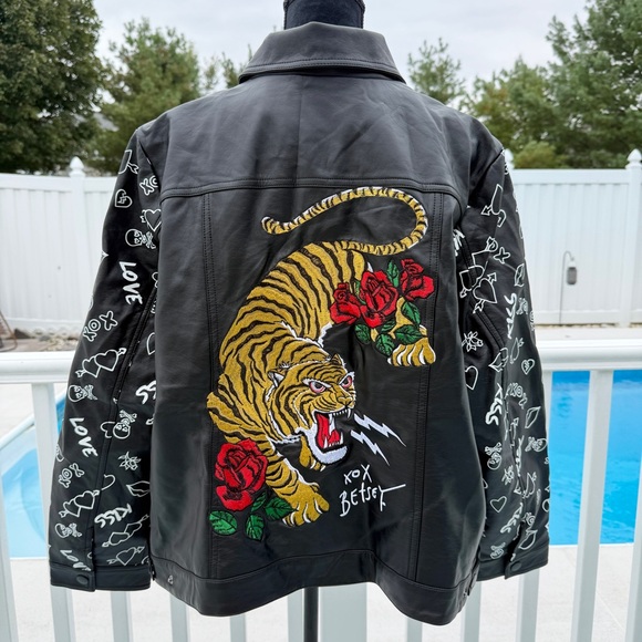 Torrid x Betsey Johnson NEW Embroidered Trucker Jacket Faux Leather Size 4X - Picture 1 of 15